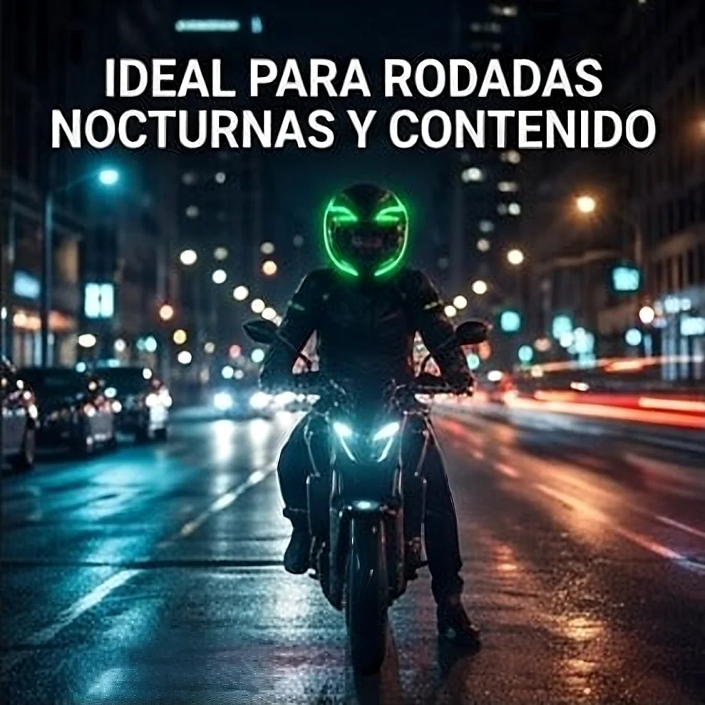 Motociclista con casco LED verde en rodada nocturna